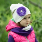 Комплект Молочная шапка с цветком и фиолетово-молочный снуд