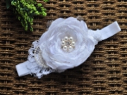 Повязка для волос "Белый цветок и кружево"