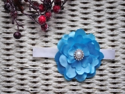 Повязка с голубым цветком и жемчужной серединкой