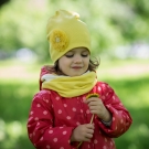 Желтая шапка с цветком и желто-молочный снуд