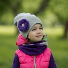 Серая шапка с цветком и серо-фиолетовый снуд