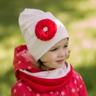 Молочная шапка с цветком и красно-молочный снуд