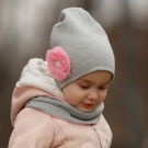 Комплект Серая шапка с цветком и серо-розовый снуд