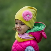 Жёлтая шапка с цветком и жёлто-розовый снуд